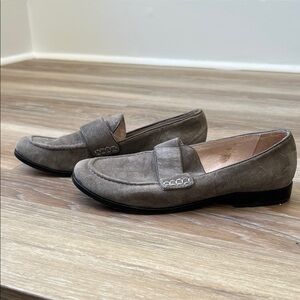 Pour La Victoire Tan and Black Flats Timeless Style